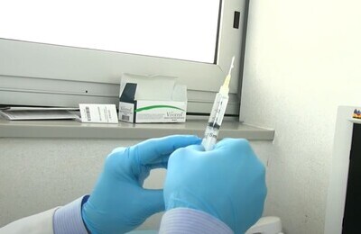 Проведение кодирования Вивитролом в Лисках Шприц с Вивитролом в руках у врача